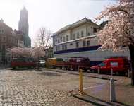 842265 Gezicht op de gestapelde bouwkeet aan de achterzijde van het Stadhuis (Stadhuisbrug 1) op de Korte ...